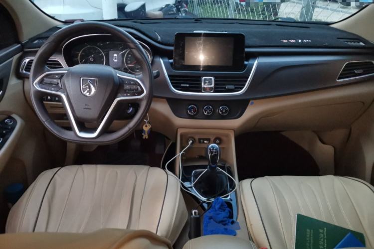 Used Baojun 730 2017 1.5T Manual Fashion Version 7 Seats China V Emission Standard Center Console