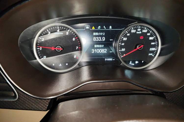 Used Baojun 730 2017 1.5T Manual Luxury Version 7 Seats Odometer Close Up