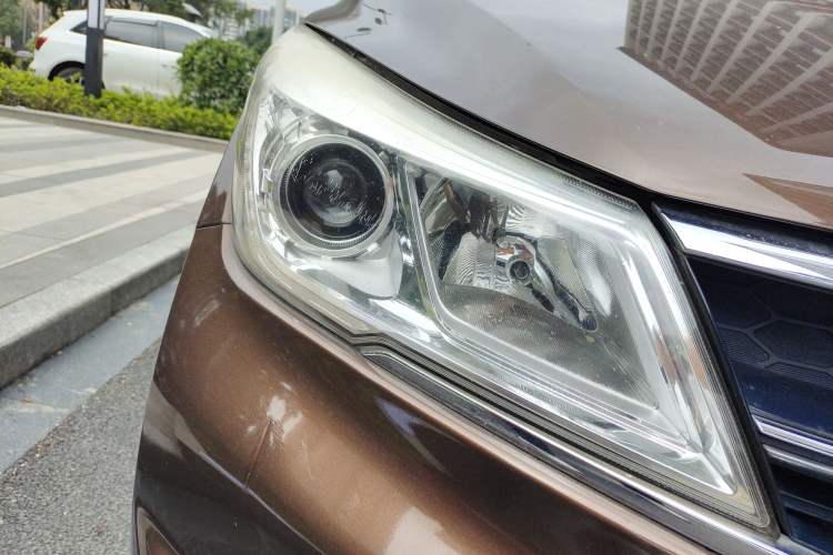 Used Baojun 730 2017 1.5T DCT Fashion Edition 7-Seater China V Emission Standard Right Front Headlight