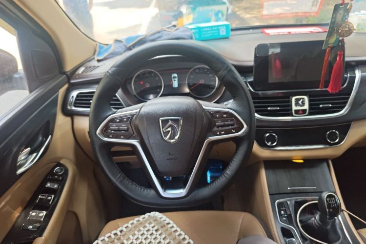 Used Baojun 730 2017 1.5T Manual Prestige Version 7 Seats Steering Wheel