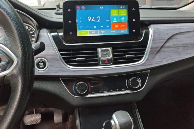 Used Baojun 730 2017 1.5T DCT Flagship Model 7 Seats China V Emission Standard Audio And AC Panel