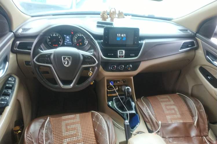 Used Baojun 730 2017 1.5T Manual Fashion Version 7 Seats China V Emission Standard Center Console