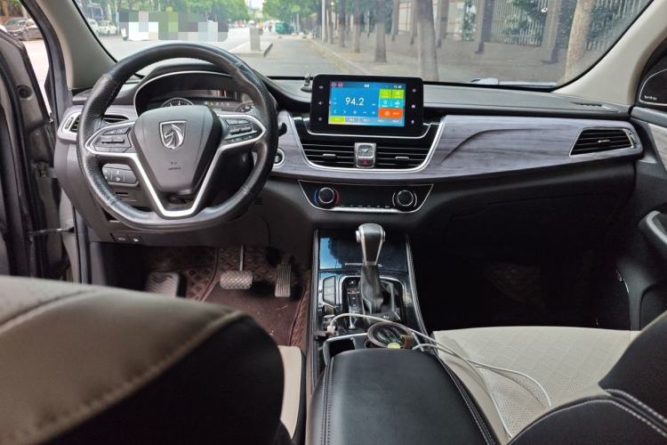 Used Baojun 730 2017 1.5T DCT Flagship Model 7 Seats China V Emission Standard Center Console
