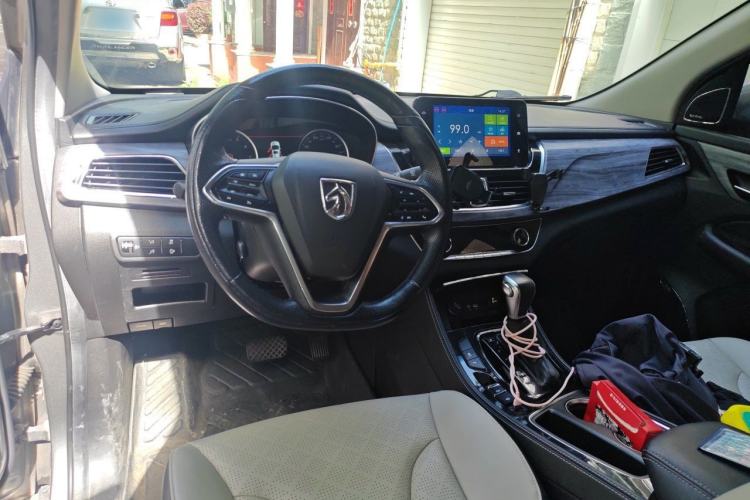 Used Baojun 730 2017 1.5T DCT Flagship Model 7 Seats China V Emission Standard Center Console