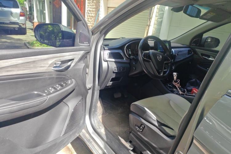 Used Baojun 730 2017 1.5T DCT Flagship Model 7 Seats China V Emission Standard Driver Seat