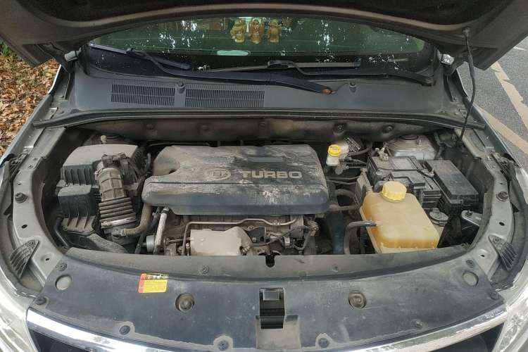 Used Baojun 730 2017 1.5T Manual Fashion Version 7 Seats China V Emission Standard Engine Bay