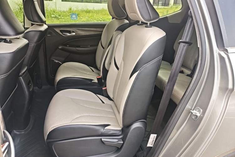 Used Baojun 730 2017 1.5T DCT Flagship Model 7 Seats China V Emission Standard Left Rear Seat
