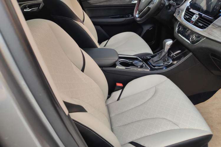 Used Baojun 730 2017 1.5T DCT Flagship Model 7 Seats China V Emission Standard Right Front Seat