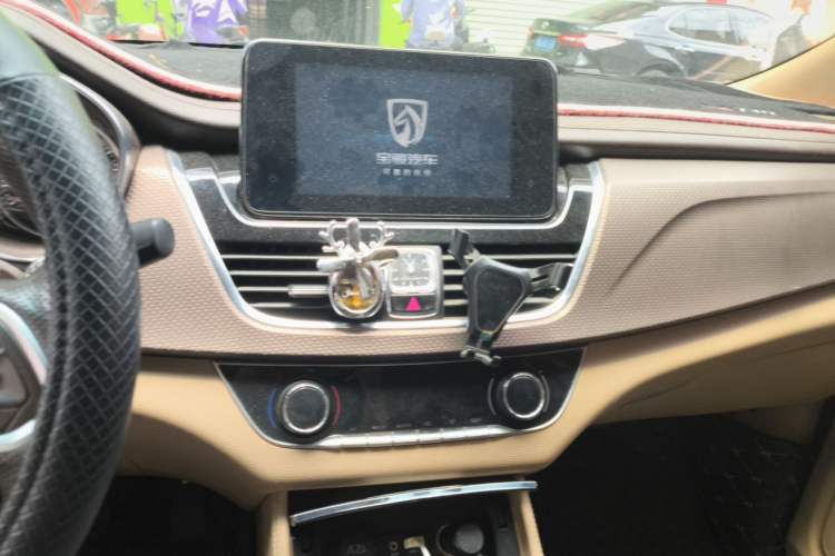Used Baojun 730 2017 1.8L iAMT Luxury Version 7-Seater Audio And AC Panel