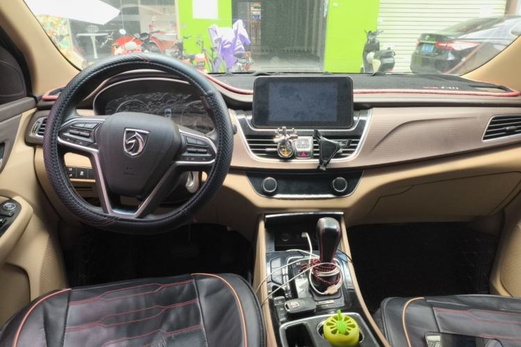 Used Baojun 730 2017 1.8L iAMT Luxury Version 7-Seater Center Console