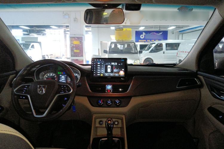 Used Baojun 730 2017 1.5T Manual Fashion Version 7 Seats China V Emission Standard Center Console