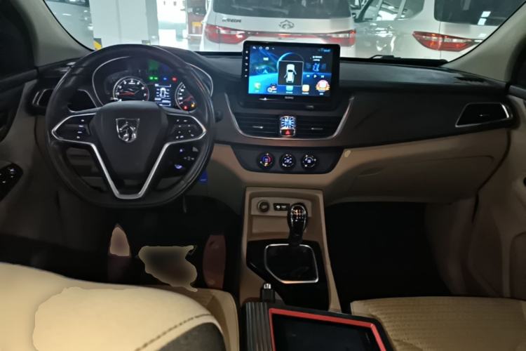 Used Baojun 730 2017 1.5T Manual Fashion Version 7 Seats China V Emission Standard Center Console