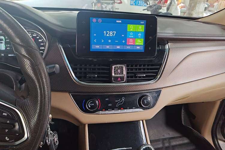 Used Baojun 730 2017 1.8L iAMT Luxury Version 7-Seater Audio And AC Panel