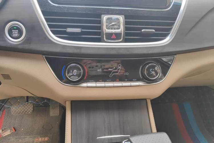 Used Baojun 730 2017 1.8L iAMT Prestige Version 7 Seats Audio And AC Panel