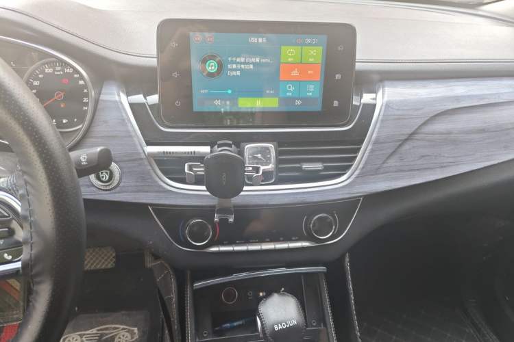 Used Baojun 730 2017 1.5T DCT Fashion Edition 7-Seater China V Emission Standard Audio And AC Panel