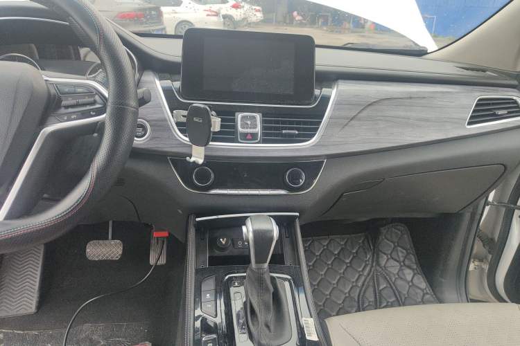 Used Baojun 730 2017 1.5T DCT Fashion Edition 7-Seater China V Emission Standard Audio And AC Panel