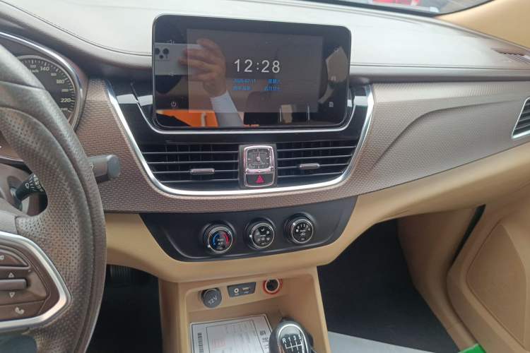 Used Baojun 730 2017 1.5T Manual Fashion Version 7 Seats China V Emission Standard Audio And AC Panel