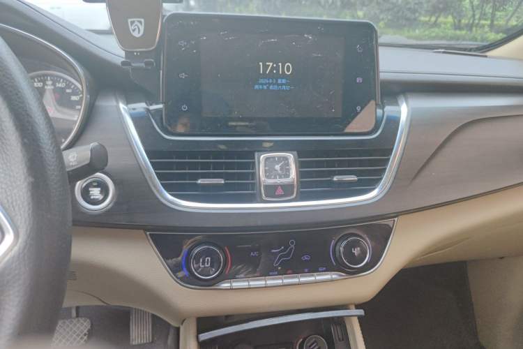Used Baojun 730 2017 1.8L iAMT Prestige Version 7 Seats Audio And AC Panel