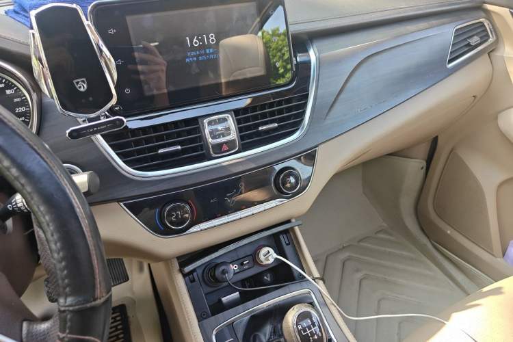 Used Baojun 730 2017 1.5T Manual Prestige Version 7 Seats Audio And AC Panel