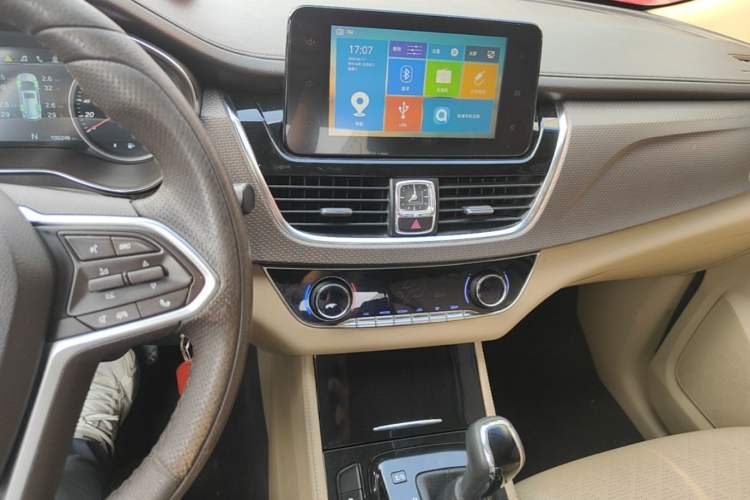 Used Baojun 730 2017 1.8L iAMT Luxury Version 7-Seater Audio And AC Panel