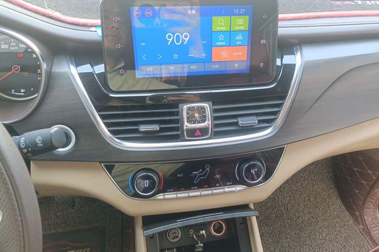 Used Baojun 730 2017 1.5T Manual Prestige Version 7 Seats Audio And AC Panel