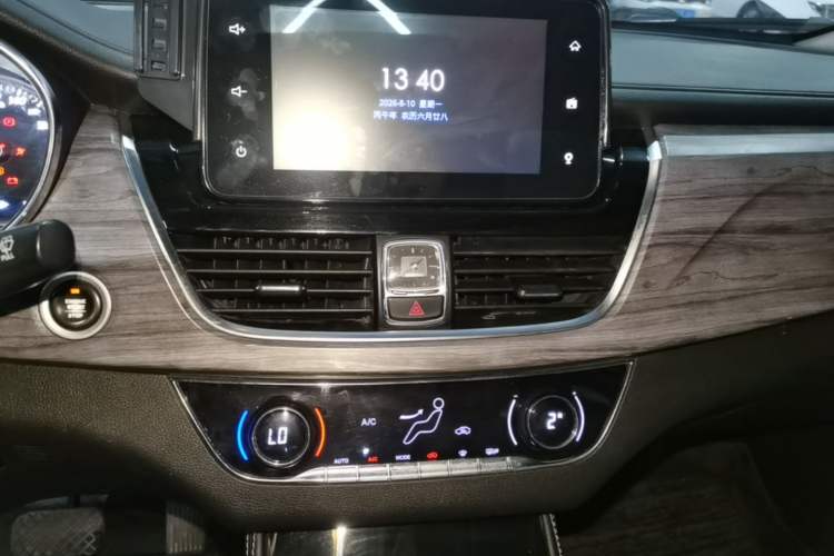 Used Baojun 730 2017 1.5T DCT Flagship Model 7 Seats China V Emission Standard Audio And AC Panel