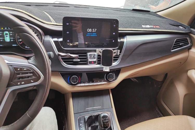 Used Baojun 730 2017 1.5T Manual Prestige Version 7 Seats Audio And AC Panel