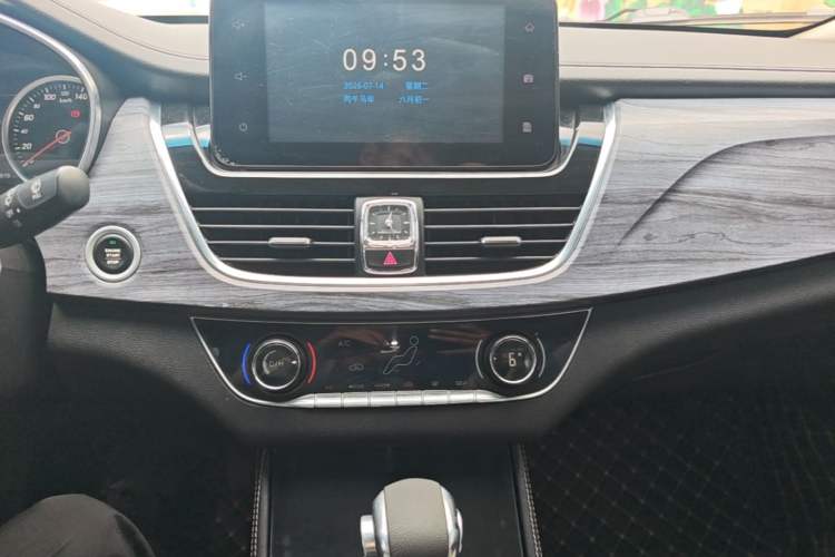 Used Baojun 730 2017 1.5T DCT Fashion Edition 7-Seater China V Emission Standard Audio And AC Panel
