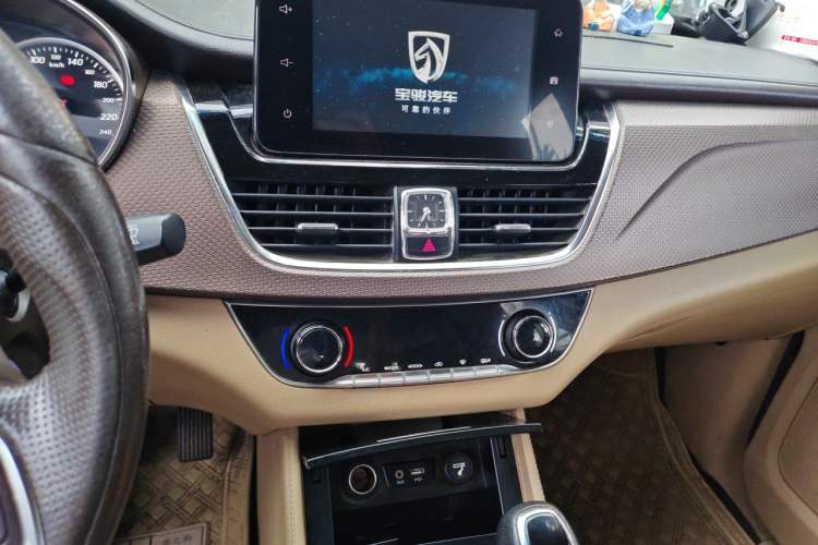 Used Baojun 730 2017 1.8L iAMT Luxury Version 7-Seater Audio And AC Panel