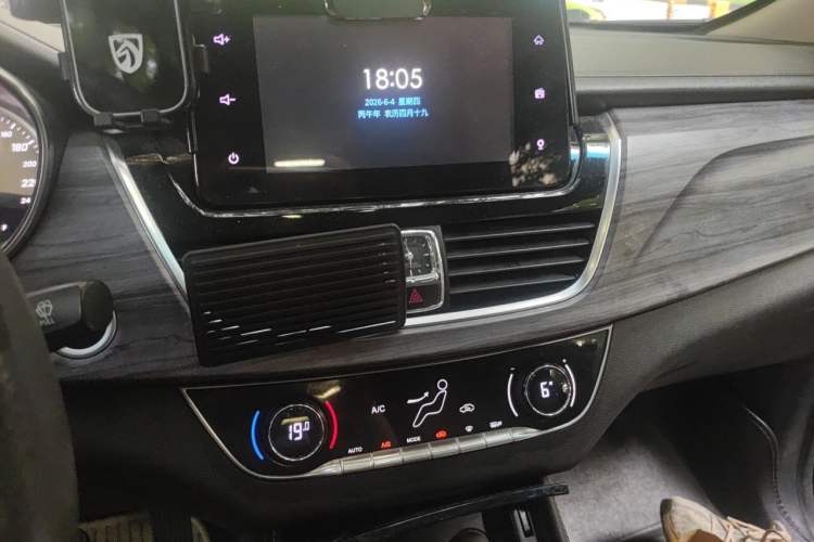 Used Baojun 730 2017 1.5T DCT Flagship Model 7 Seats China V Emission Standard Audio And AC Panel