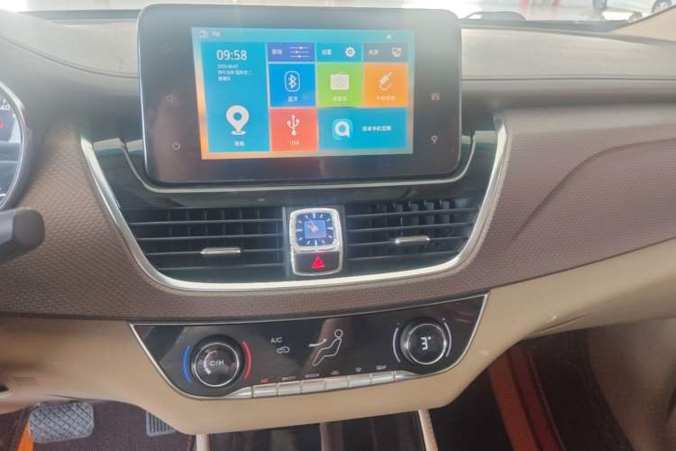 Used Baojun 730 2017 1.8L iAMT Luxury Version 7-Seater Audio And AC Panel
