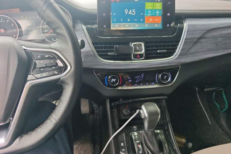 Used Baojun 730 2017 1.5T DCT Flagship Model 7 Seats China V Emission Standard Audio And AC Panel