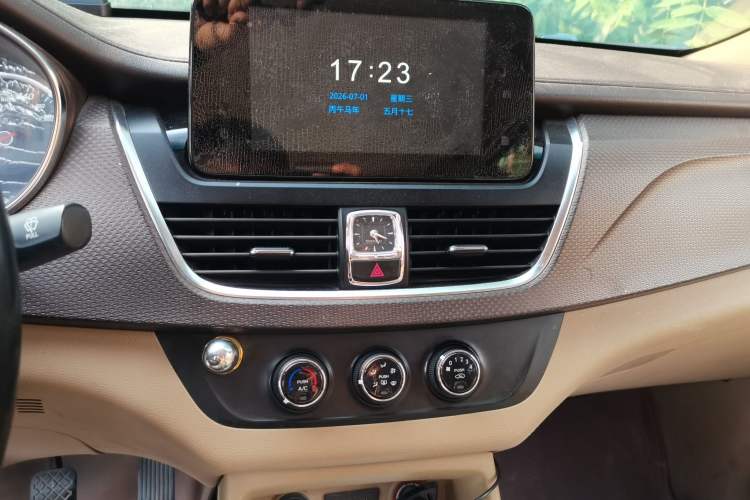 Used Baojun 730 2017 1.5T Manual Fashion Version 7 Seats China V Emission Standard Audio And AC Panel