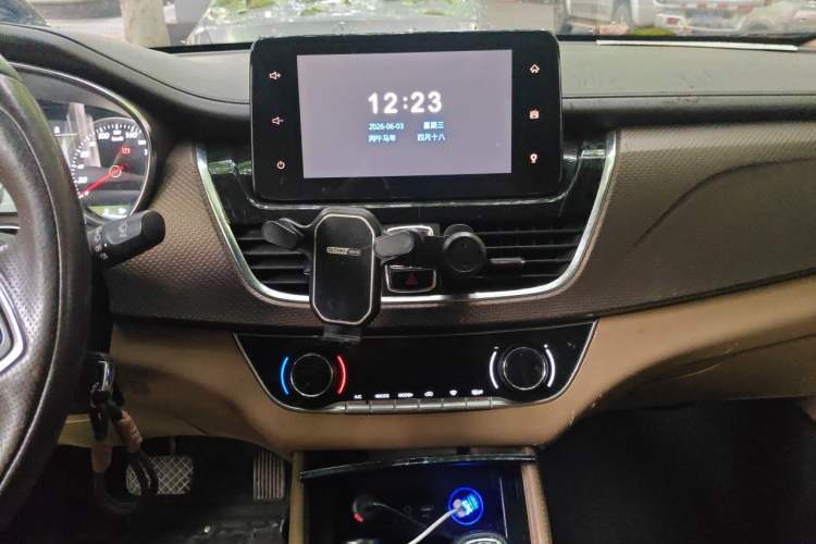 Used Baojun 730 2017 1.8L iAMT Luxury Version 7-Seater Audio And AC Panel