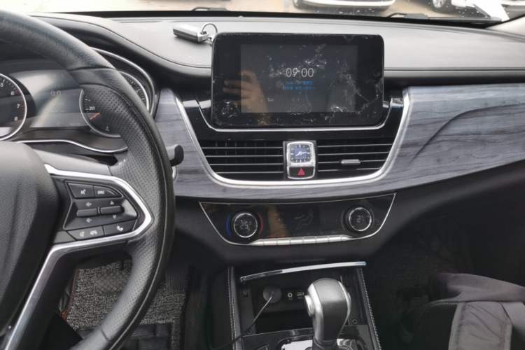 Used Baojun 730 2017 1.5T DCT Flagship Model 7 Seats China V Emission Standard Audio And AC Panel