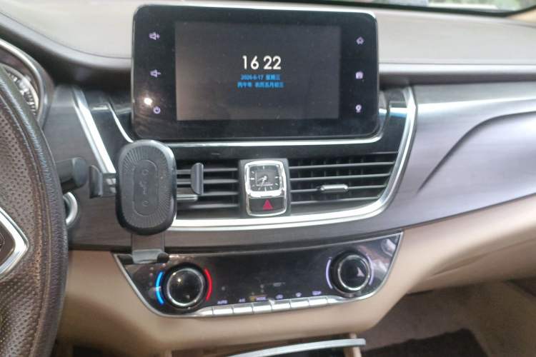 Used Baojun 730 2017 1.5T Manual Prestige Version 7 Seats Audio And AC Panel