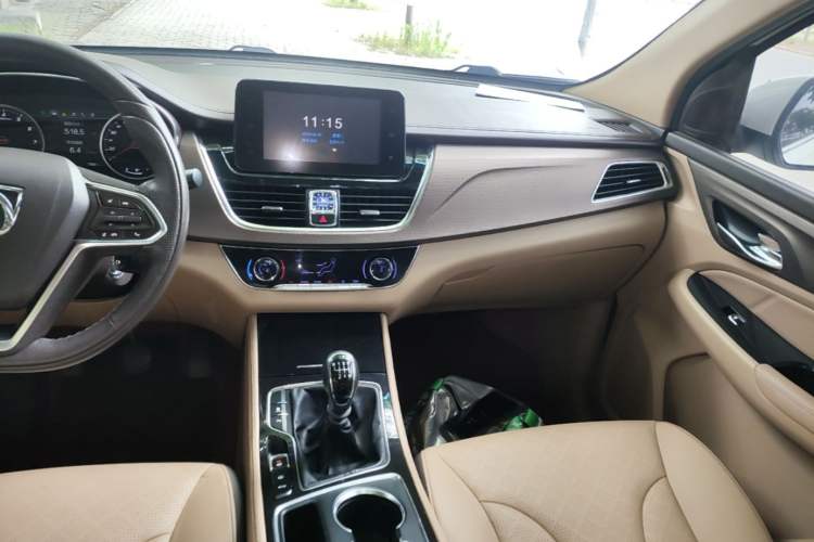 Used Baojun 730 2017 1.5T Manual Luxury Version 7 Seats Audio And AC Panel