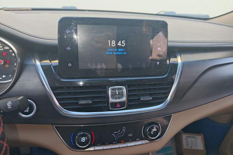 Used Baojun 730 2017 1.5T Manual Prestige Version 7 Seats Audio And AC Panel