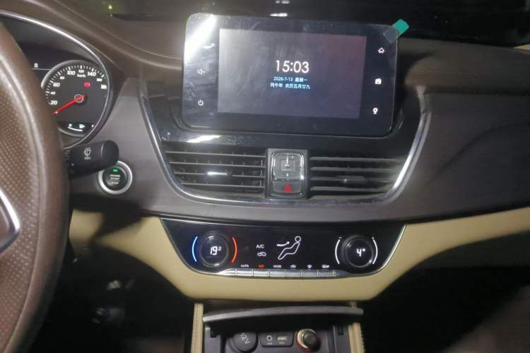Used Baojun 730 2017 1.8L iAMT Prestige Version 7 Seats Audio And AC Panel