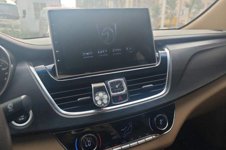 Used Baojun 730 2017 1.5T Manual Prestige Version 7 Seats Audio And AC Panel