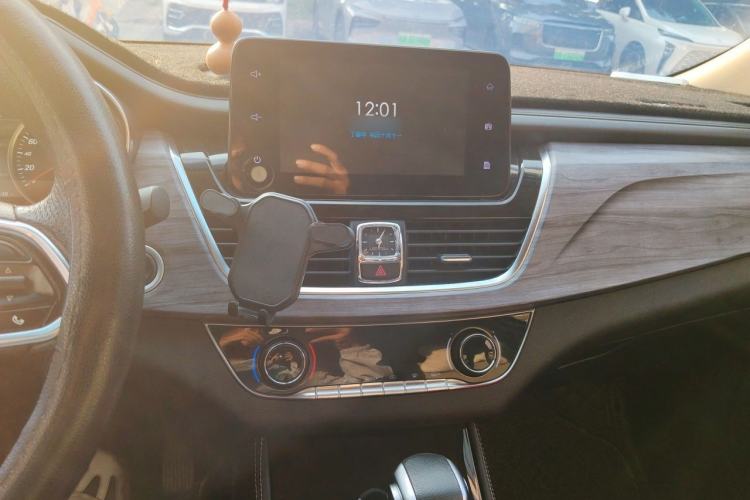 Used Baojun 730 2017 1.5T DCT Fashion Edition 7-Seater China V Emission Standard Audio And AC Panel