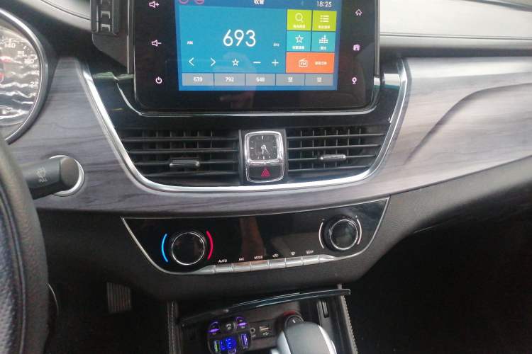 Used Baojun 730 2017 1.5T DCT Flagship Model 7 Seats China V Emission Standard Audio And AC Panel