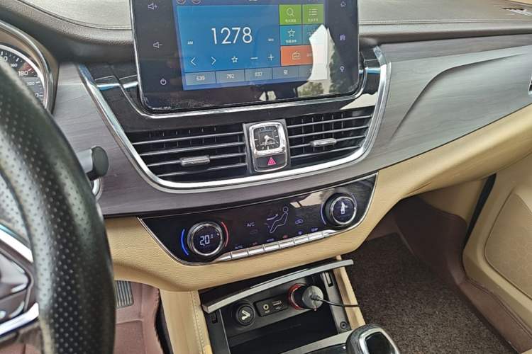 Used Baojun 730 2017 1.8L iAMT Prestige Version 7 Seats Audio And AC Panel