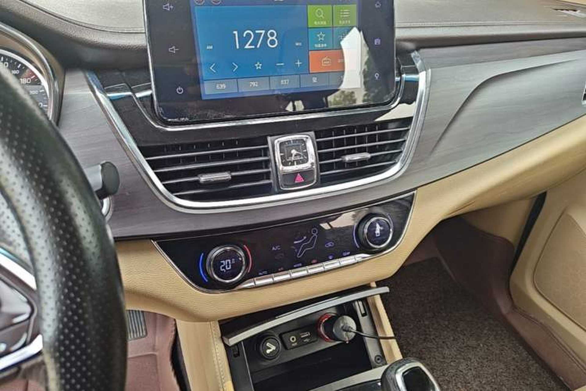 Used Baojun 730 2017 1.8L iAMT Prestige Version 7 Seats Audio And AC Panel