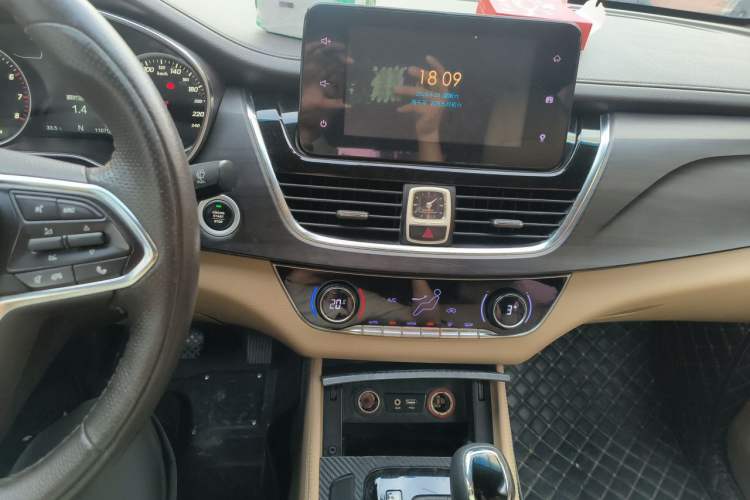 Used Baojun 730 2017 1.8L iAMT Prestige Version 7 Seats Audio And AC Panel