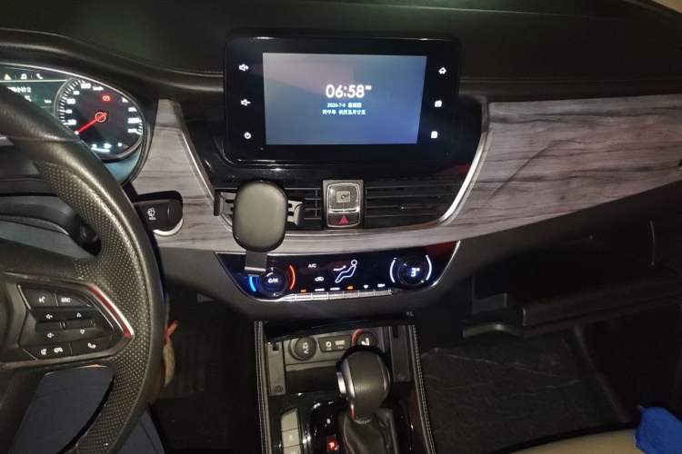 Used Baojun 730 2017 1.5T DCT Fashion Edition 7-Seater China V Emission Standard Audio And AC Panel