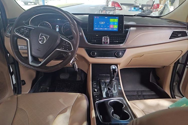 Used Baojun 730 2017 1.8L iAMT Luxury Version 7-Seater Center Console