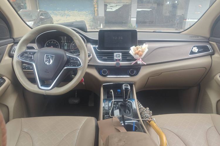 Used Baojun 730 2017 1.8L iAMT Luxury Version 7-Seater Center Console