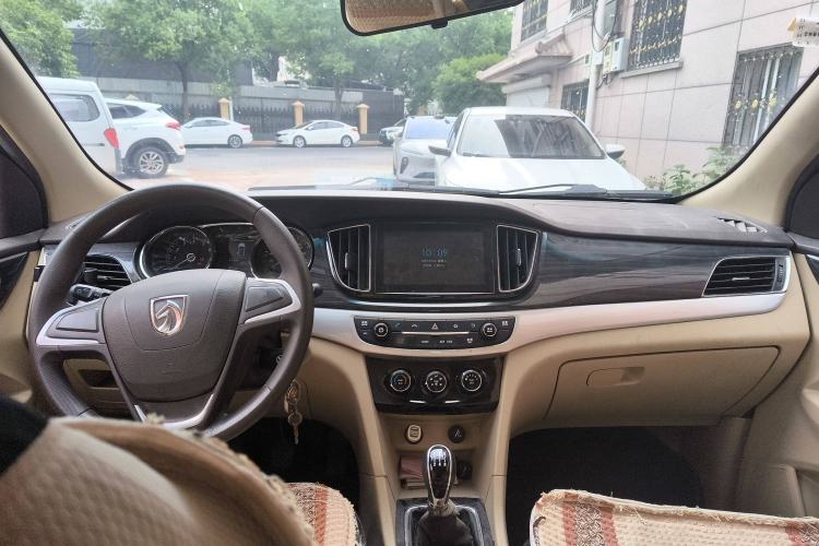 Used Baojun 730 2017 1.5T Manual Fashion Version 7 Seats China V Emission Standard Center Console