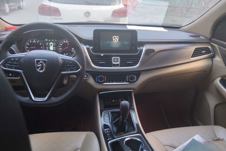 Used Baojun 730 2017 1.5T Manual Style 7 Seats China V Center Console